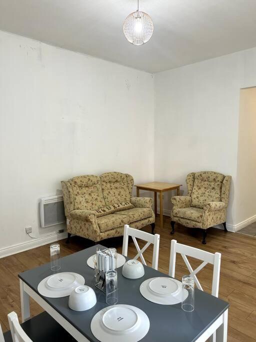 Leicester Spacious Flat With Free Parking Bagian luar foto