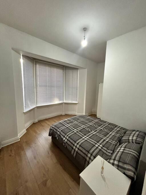 Leicester Spacious Flat With Free Parking Bagian luar foto