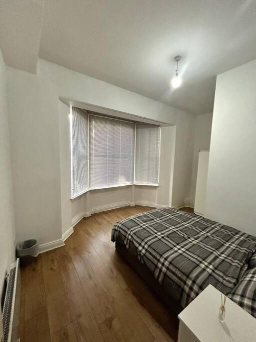 Leicester Spacious Flat With Free Parking Bagian luar foto