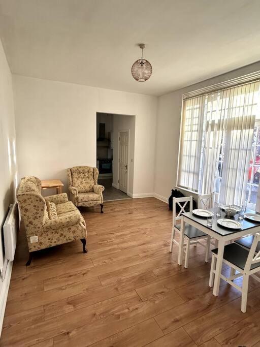 Leicester Spacious Flat With Free Parking Bagian luar foto