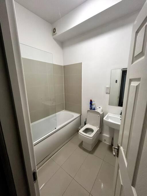 Leicester Spacious Flat With Free Parking Bagian luar foto